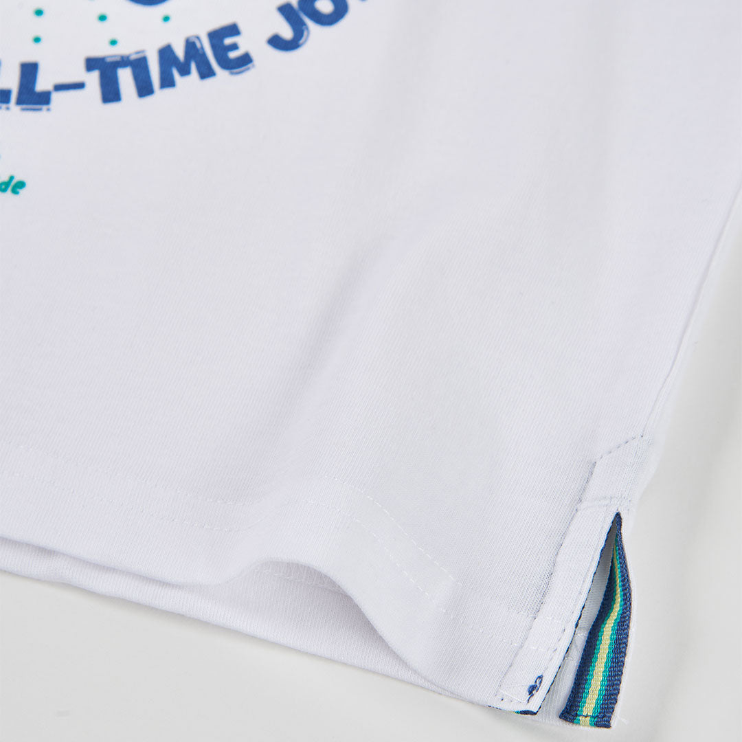 Detailfoto kleurrijke gestreepte geweven label-tab in groen, geel en blauw aan zijnaad van wit jongens t-shirt Boboli – Elisa Kids Boutique