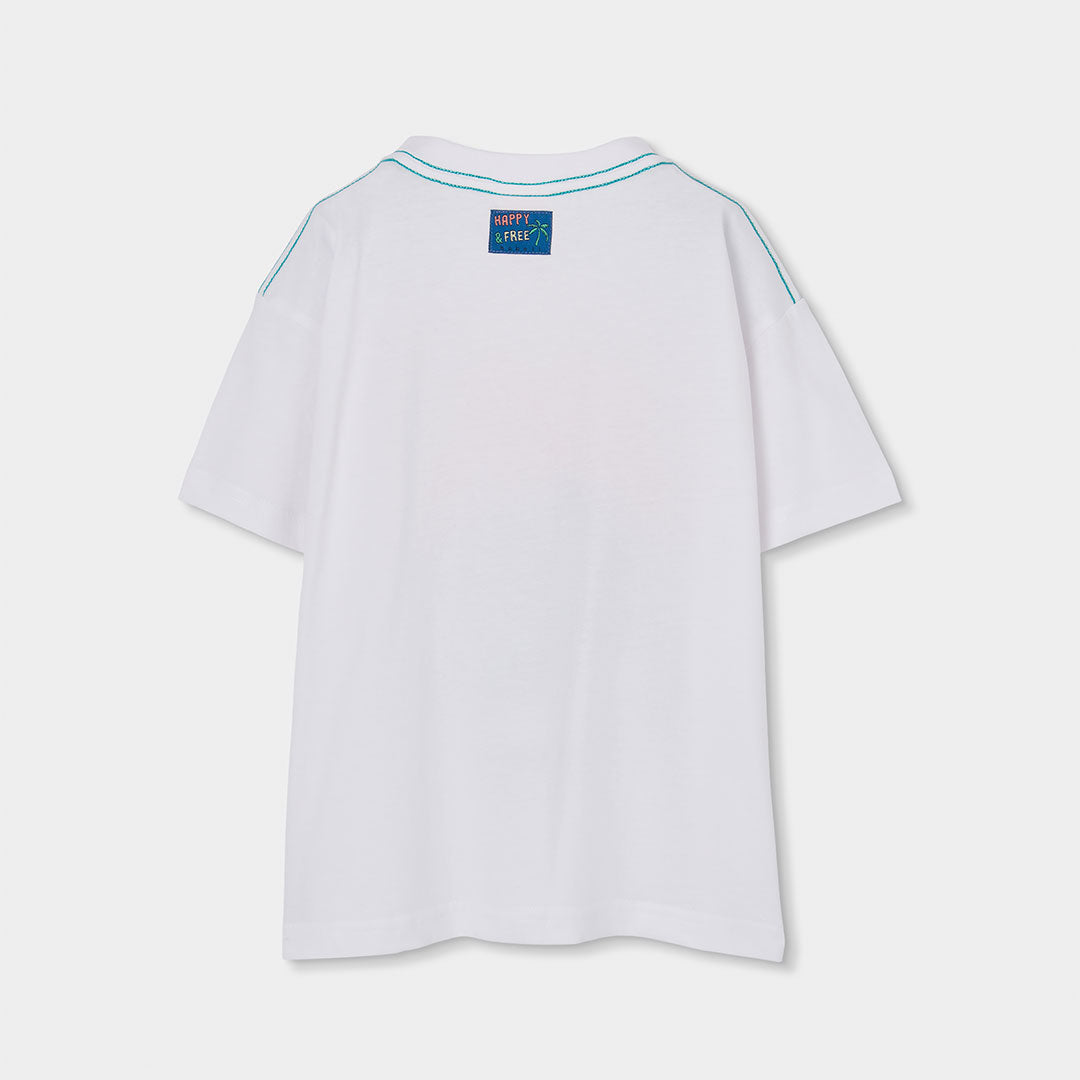 Achterkant wit jongens t-shirt Boboli met groene contraststiksels langs hals en schoudernaad en Happy & Free geweven label in marineblauw – Elisa Kids Boutique