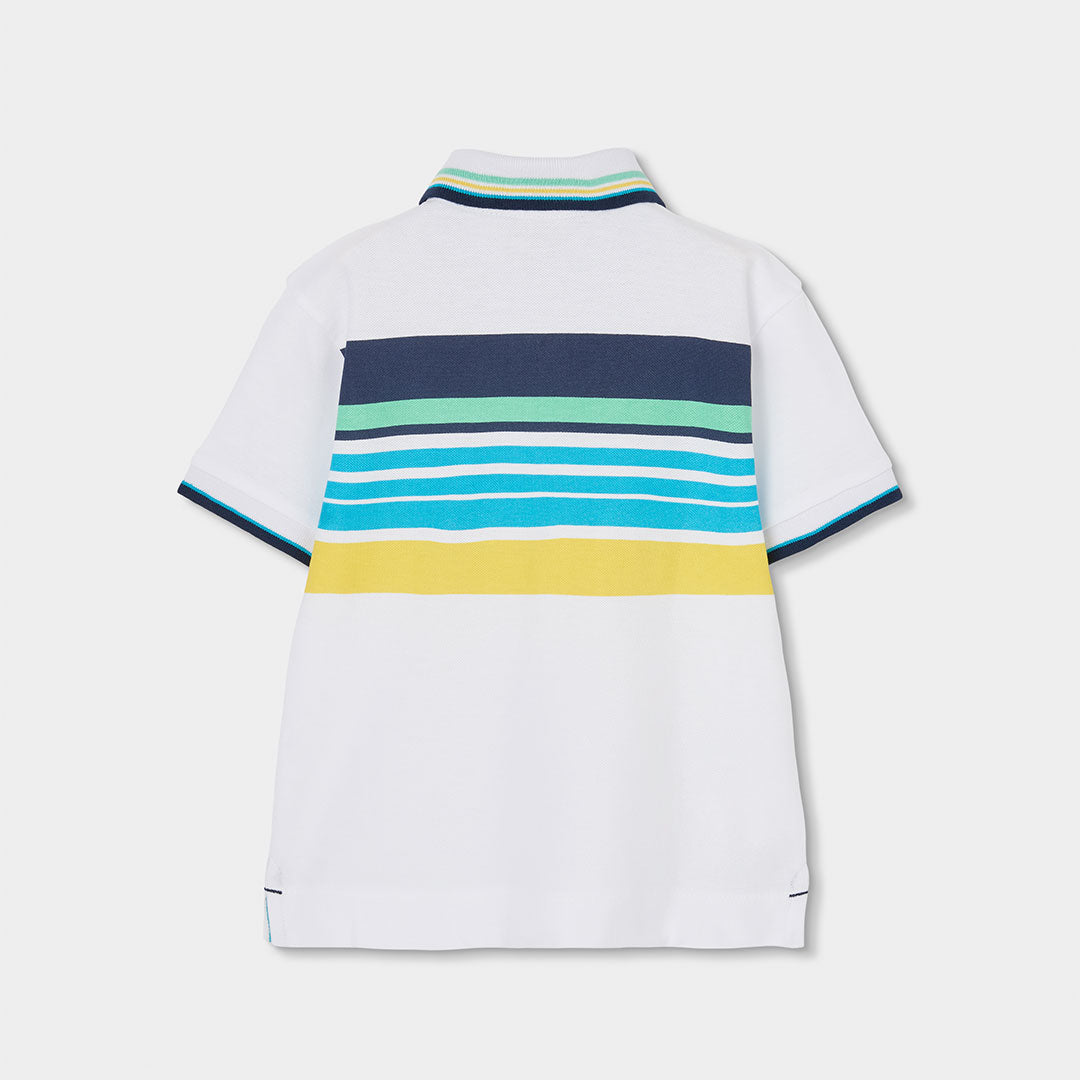 Achterzijde witte jongens poloshirt met kleurrijke horizontale strepen