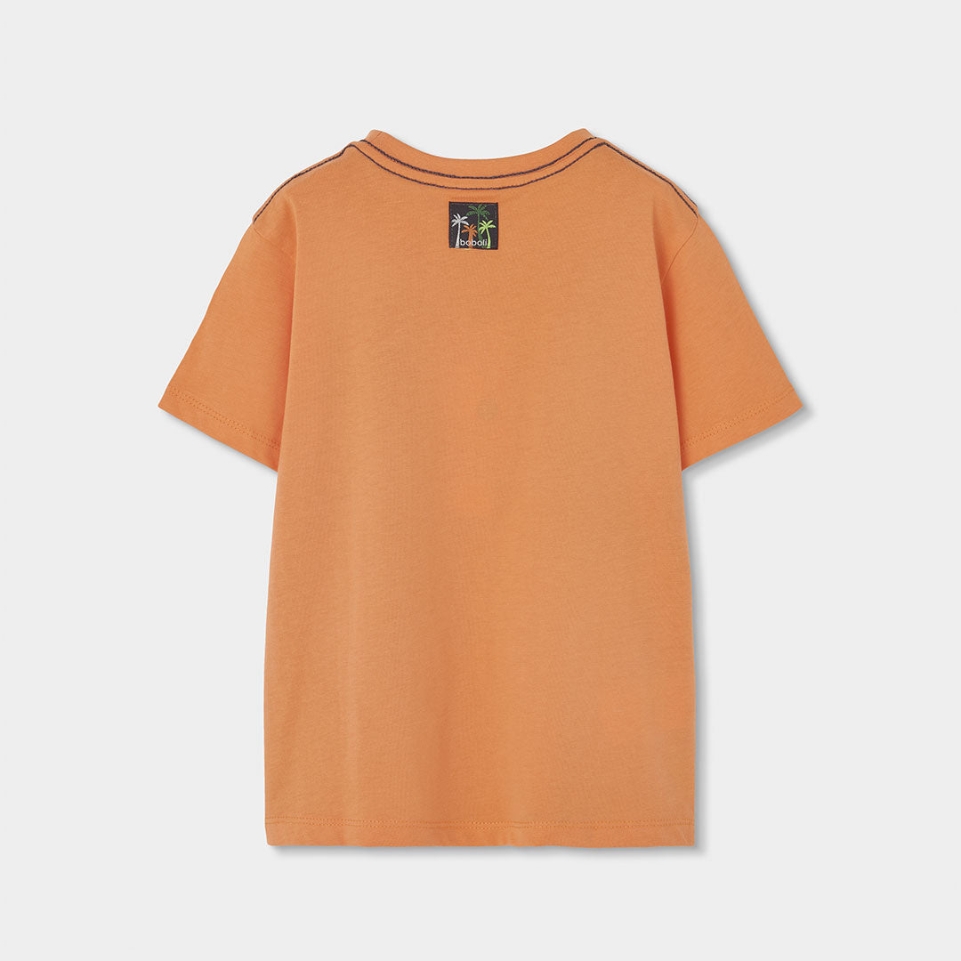 Achterkant oranje jongens t-shirt Boboli met geweven palmboom label in de nek – Elisa Kids Boutique