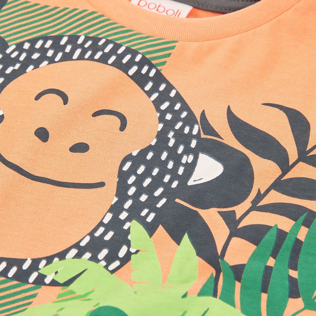 Detailfoto oranje jongens t-shirt Boboli met lachende aap in gestippeld kader omringd door tropische bladeren in groen en donkergrijs – Elisa Kids Boutique