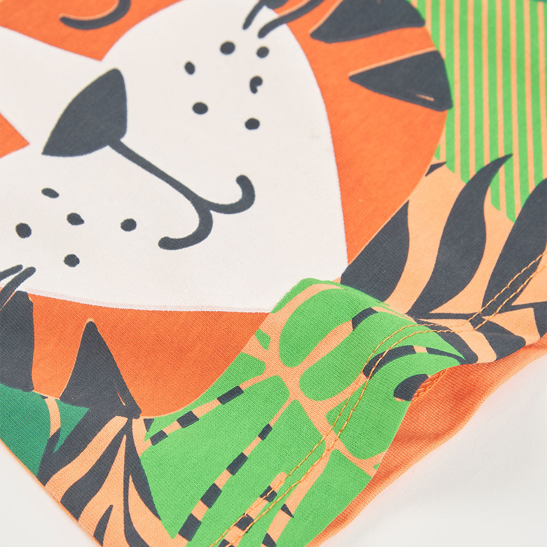 Detailfoto oranje jongens t-shirt Boboli met lachende aap in gestippeld kader omringd door tropische bladeren in groen en donkergrijs – Elisa Kids Boutique