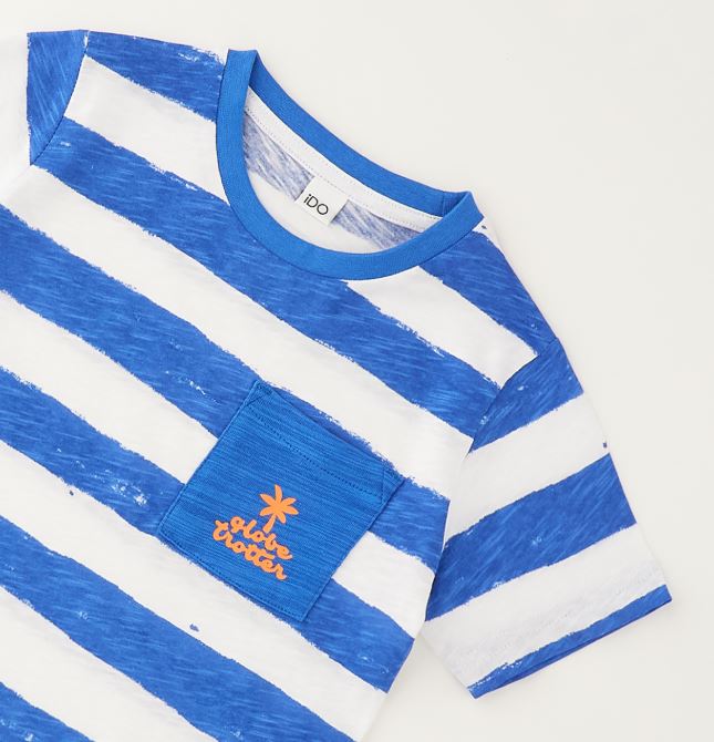 Detail van borstzakje met palmboom en Globe trotter print op gestreept shirt