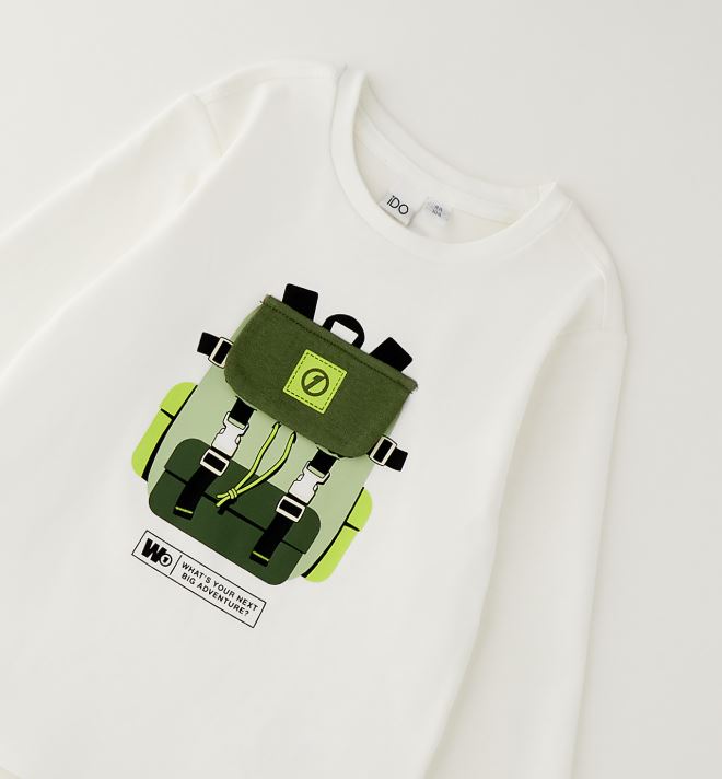 Detail van de groene adventure-rugzakprint op het witte iDO jongensshirt