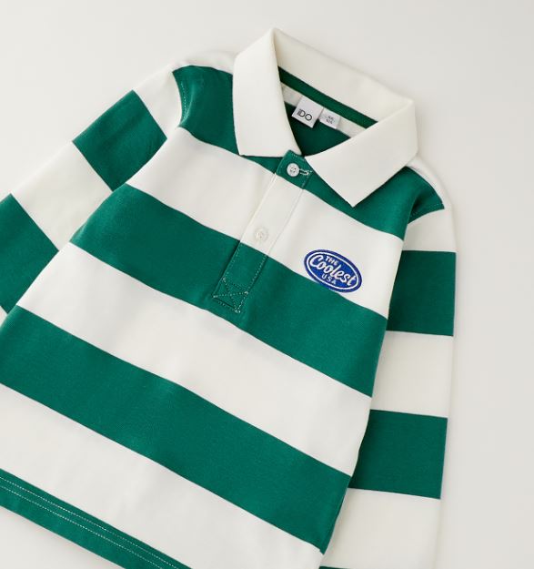 Detail van de polokraag en 'The Coolest'-badge van het gestreepte iDO poloshirt