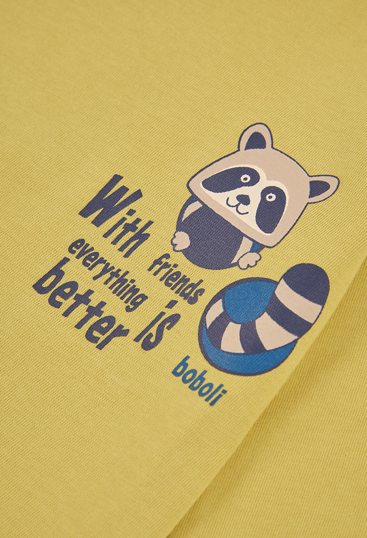 detail van de wasbeer-print "With friends everything is better" op de Boboli jongenslongsleeve