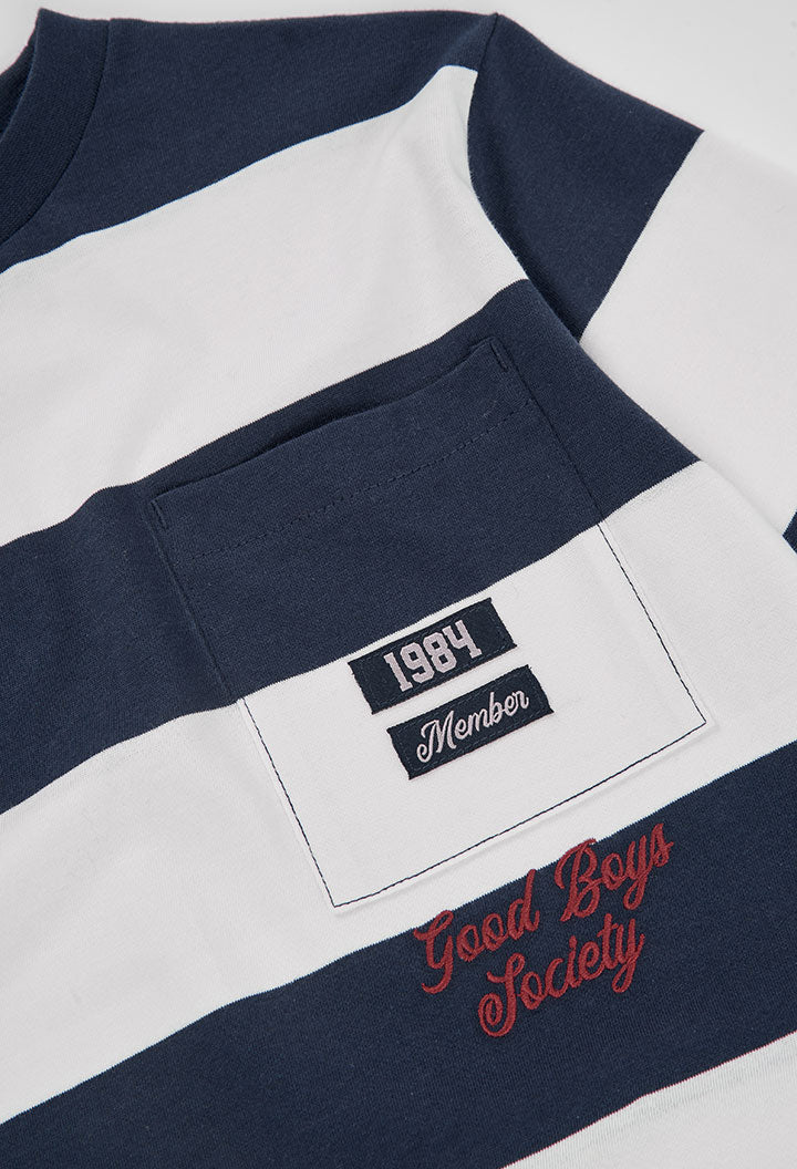 detail van het borstzakje met "1984 Member"-badge op de Boboli jongenslongsleeve