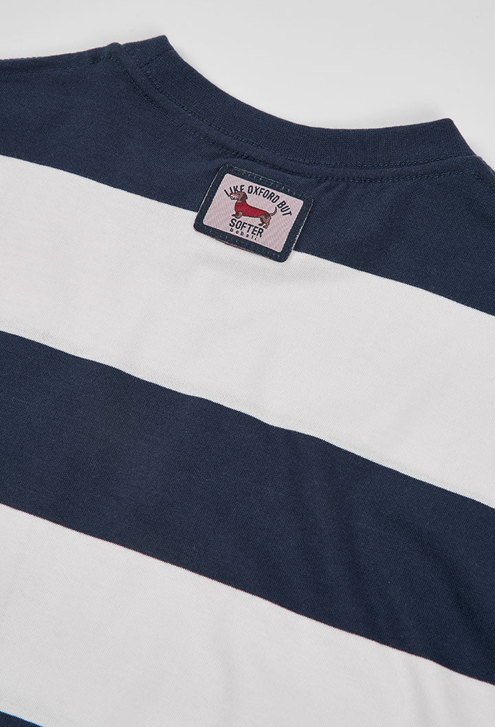detail van de ronde hals en het merklabel op de Boboli jongenslongsleeve