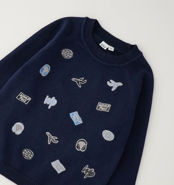 iDO marineblauwe jongenstrui detail met vliegtuigjes, wereldbollen en World Pass-borduursels
