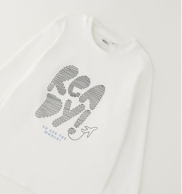 Detail van de tekst- en vliegtuigprint op witte iDO longsleeve