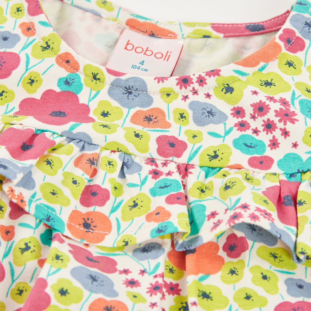 Detailfoto ronde hals met roze bies, Boboli label en decoratieve plooitjes van mouwloos meisjes topje met bloemenprint – Elisa Kids Boutique