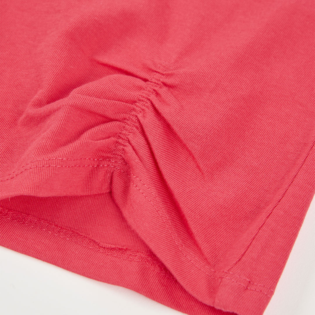 Detailfoto gesmockt zijknoopdetail met split van koraalrood meisjes t-shirt Boboli Lucky Girl – Elisa Kids Boutique