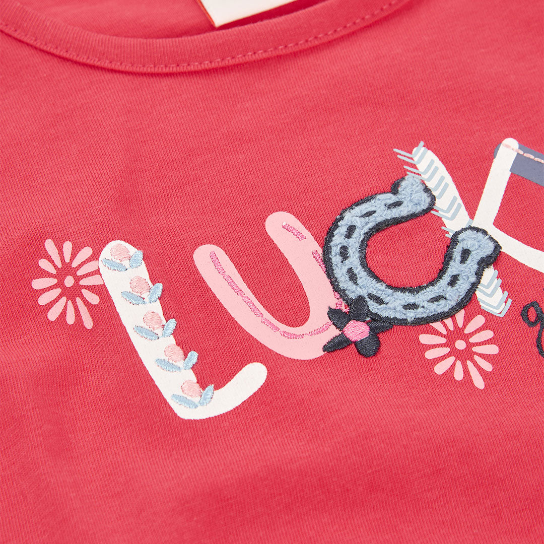 Detailfoto Lucky Girl tekst met geborduurde hoefijzer applicatie in lichtblauw en roze bloemetjes op koraalrood meisjes t-shirt Boboli – Elisa Kids Boutique