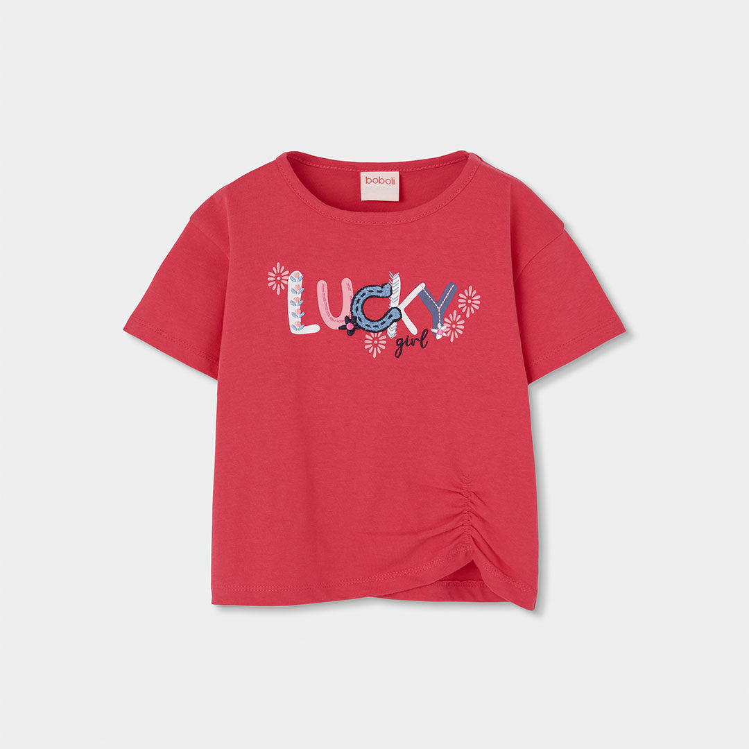 Koraalrood meisjes t-shirt Boboli met Lucky Girl tekst, geborduurde hoefijzer applicatie en gesmockt zijknoopdetail – Elisa Kids Boutique