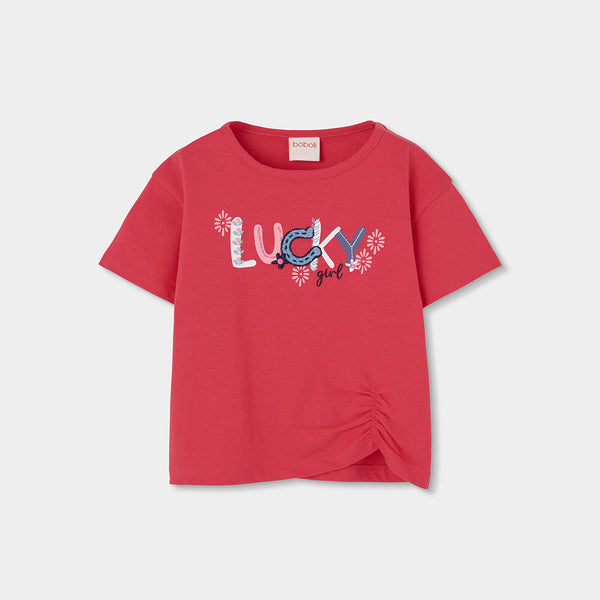 Koraalrood meisjes t-shirt Boboli met Lucky Girl tekst, geborduurde hoefijzer applicatie en gesmockt zijknoopdetail – Elisa Kids Boutique
