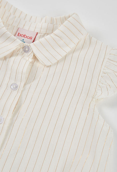Detailfoto ronde kraag, transparante parelmoer knopen en Boboli label van crème meisjes blouse met gouden strepen – Elisa Kids Boutique