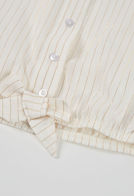 Detailfoto elastische onderzoom met vastzittend strikje en transparante knopen van crème meisjes blouse Boboli met gouden lurex strepen – Elisa Kids Boutique.