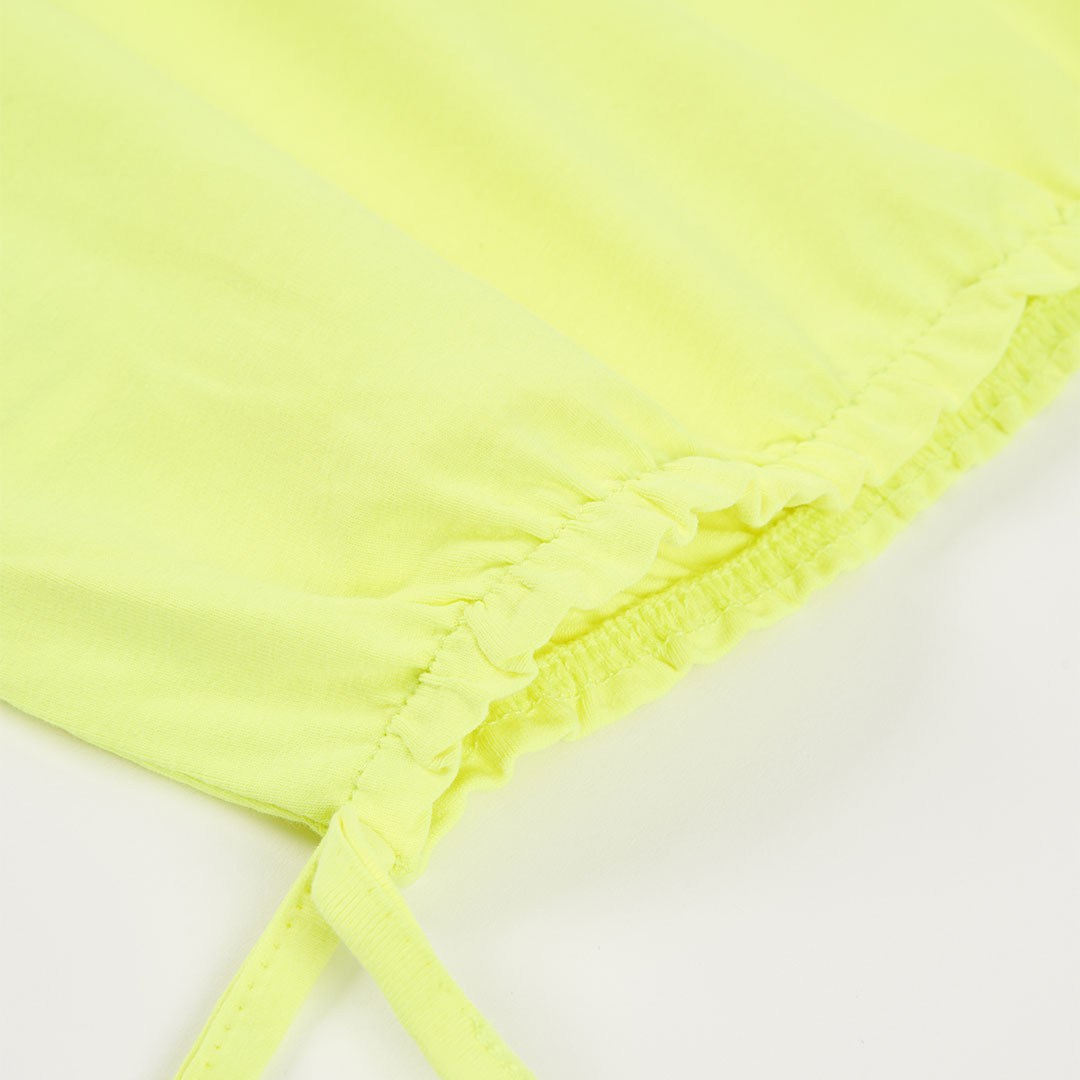 Detailfoto gesmockte elastische onderzoom met neon geel strikje van cropped meisjes t-shirt Boboli – Elisa Kids Boutique