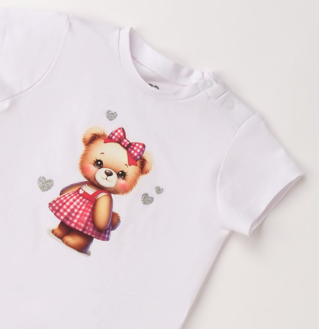 Detail van teddybeer print met glitterhartjes op wit baby T-shirt