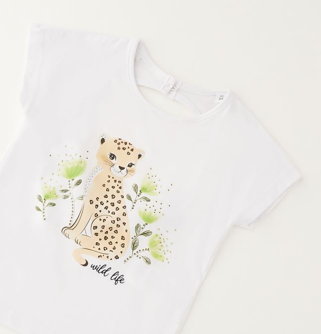 Detail van luipaard Wild life print met glitteraccenten op wit T-shirt