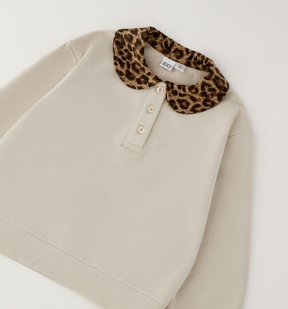 Detail van de luipaardprint polokraag en knoopjes van de beige iDO sweater