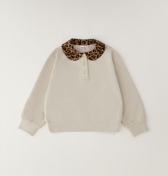 Beige iDO meisjes sweater met luipaardprint polokraag – vooraanzicht