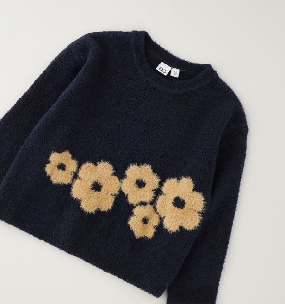 Detail van de camelkleurige bloemen op de zachte donkerblauwe iDO meisjestrui